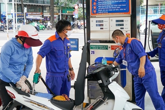 Đề xuất tiếp tục giảm sàn thuế bảo vệ môi trường với xăng dầu năm 2023