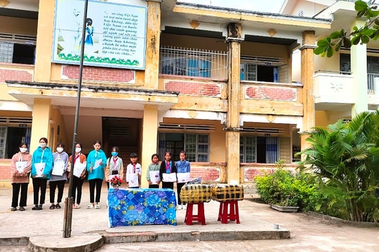 Chủ nhà hàng Hoàng Ty tặng quà cho trẻ em nghèo Gia Lai