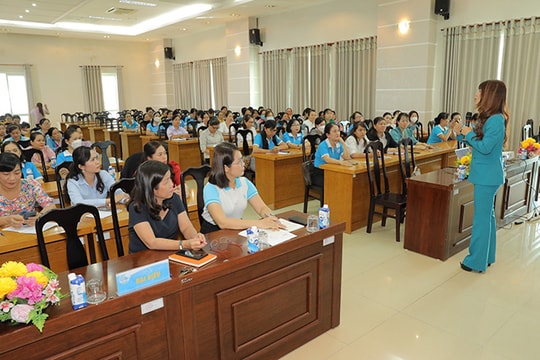 Phụ nữ Bến Tre được chia sẻ kiến thức về bình đẳng giới