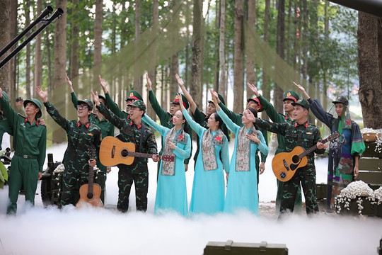 Thời trang "Lính và lụa" tôn vinh vẻ đẹp của người lính và phụ nữ Việt Nam