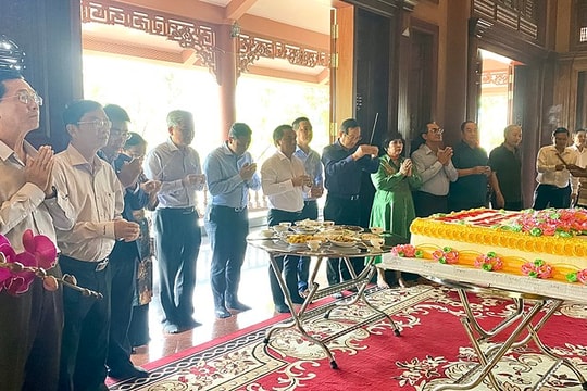 Dâng hương, dâng hoa mừng sinh nhật cố Thủ tướng Phan Văn Khải