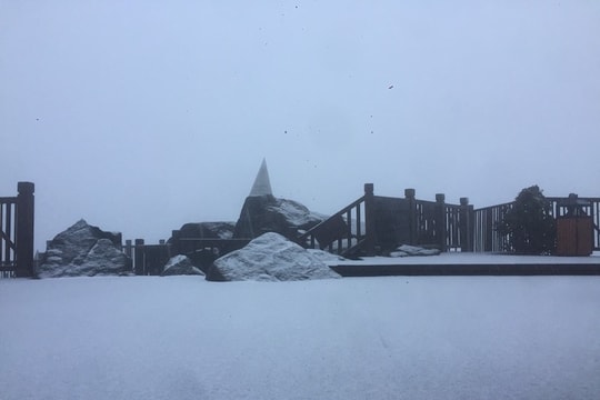 Tuyết phủ trắng đỉnh Fansipan