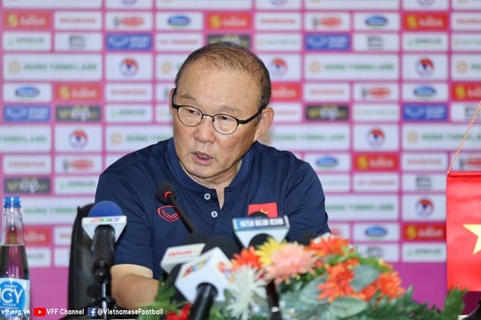 Ông Park trả lời “sốc” khi bị hỏi về nguy cơ mất ngôi bảng