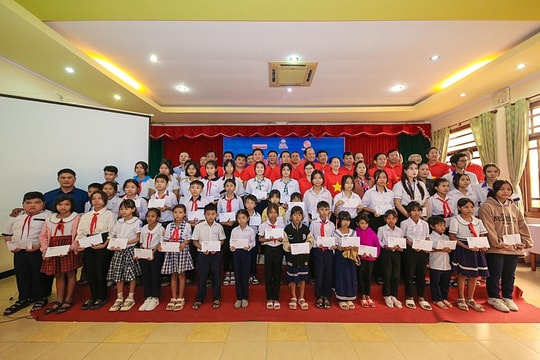 10.000 lá cờ Tổ quốc và 50 suất học bổng đến với tỉnh Ninh Thuận