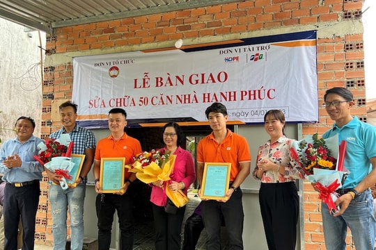 FPT trao 100 căn nhà tình nghĩa và tặng quà Tết cho người nghèo