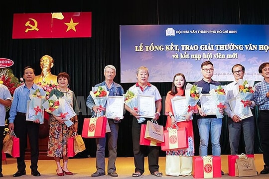 Hội Nhà văn TP.HCM trao giải thưởng văn học năm 2022
