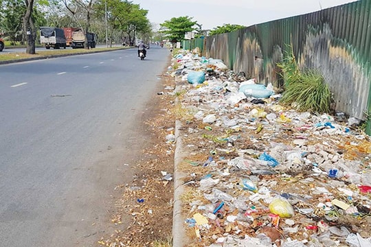 Đại lộ Nguyễn Văn Linh "ngập" rác thải Đại lộ Nguyễn Văn Linh "ngập" rác thải