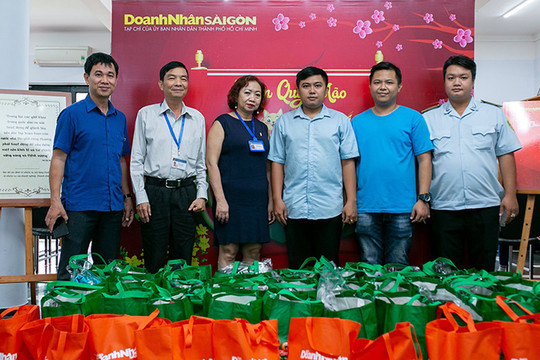 Tạp chí Doanh Nhân Sài Gòn tặng quà Tết cho người dân nghèo quận 11 TP.HCM