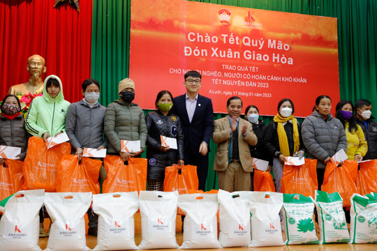 Quỹ từ thiện Kim Oanh tặng quà Tết và trao nhà tình thương