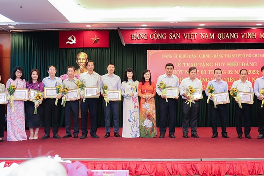 TP.HCM: Trao tặng Huy hiệu Đảng và tuyên dương đảng viên tiêu biểu năm 2022 TP.HCM: Trao tặng Huy hiệu Đảng và tuyên dương đảng viên tiêu biểu năm 2022