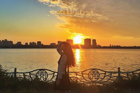 Người đàn bà xa lạ Người đàn bà xa lạ