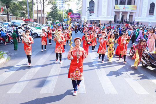 TP.HCM: Hơn 3.000 người mặc áo dài diễu hành phố đi bộ Nguyễn Huệ