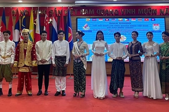 Kết nối cộng đồng doanh nghiệp Việt Nam với các nước ASEAN Kết nối cộng đồng doanh nghiệp Việt Nam với các nước ASEAN
