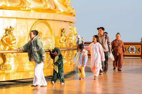 Tháp kinh luân lớn nhất thế giới đang thu hút đông đảo khách du lịch quốc tế