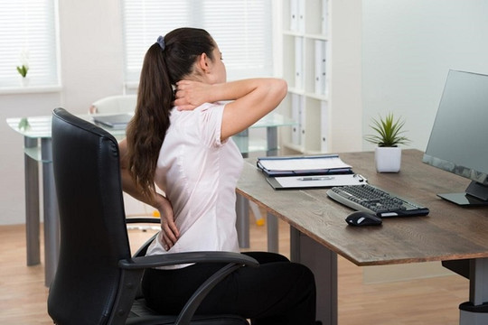 5 sai lầm dân văn phòng thường mắc phải dễ dẫn đến đau lưng