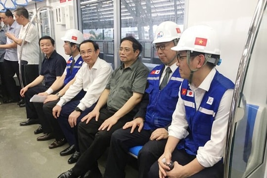 Thủ tướng Phạm Minh Chính khảo sát chạy thử đoàn tàu metro từ ga Rạch Chiếc đến ga Suối Tiên