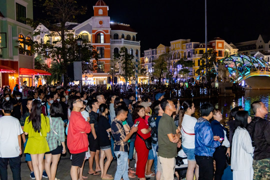 Hàng ngàn du khách hát mừng “Sinh nhật đỉnh cao - Chinh phục thế giới” của Phú Quốc United Center