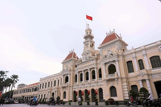 Hơn 1.500 khách tham quan Trụ sở HĐND - UBND TP.HCM