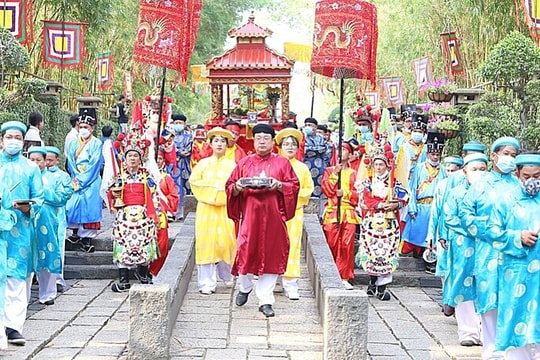 Lãnh đạo TP.HCM và hàng ngàn người dân dâng hương tưởng nhớ Vua Hùng Lãnh đạo TP.HCM và hàng ngàn người dân dâng hương tưởng nhớ Vua Hùng