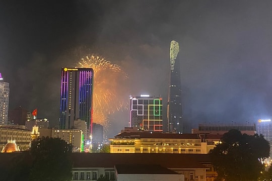 Mừng 48 năm Ngày Giải phóng miền Nam, thống nhất đất nước: TP.HCM rực rỡ pháo hoa