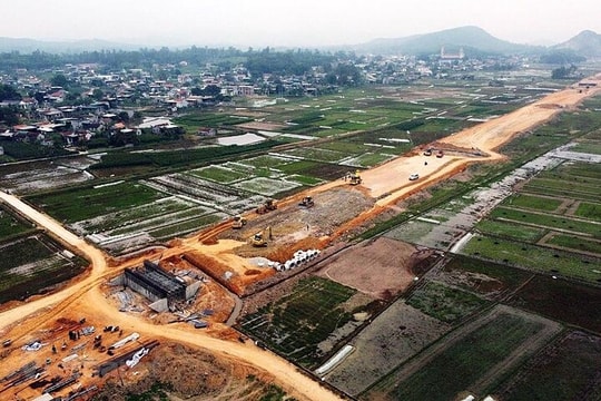 Chính phủ ủy quyền cho cấp huyện quyết định giá đất bồi thường