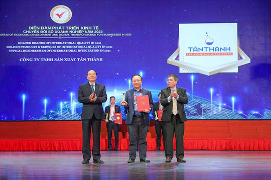 Phó chủ tịch Tân Thành nhận giải “Doanh nhân cống hiến vì sự phát triển kinh tế Việt Nam”