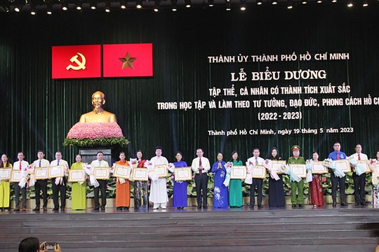 TP.HCM: Biểu dương 302 gương sáng học tập và làm theo gương Bác TP.HCM: Biểu dương 302 gương sáng học tập và làm theo gương Bác