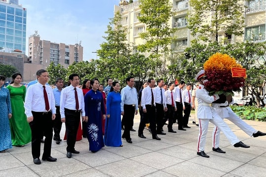 Lãnh đạo TP.HCM dâng hương, dâng hoa tưởng niệm Chủ tịch Hồ Chí Minh