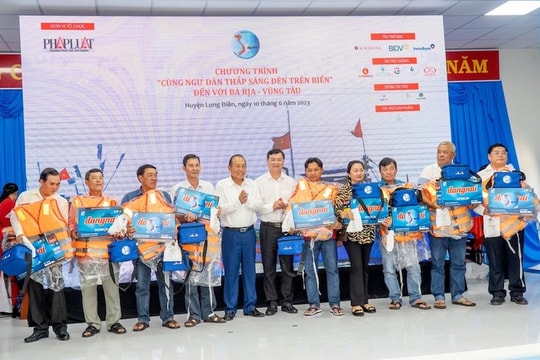 Chương trình "Cùng ngư dân thắp sáng đèn trên biển" đến Bà Rịa - Vũng Tàu Chương trình "Cùng ngư dân thắp sáng đèn trên biển" đến Bà Rịa - Vũng Tàu