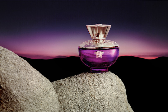 Versace Dylan Purple: Thỏa mãn của khứu giác bằng hương thơm của hoa, trái cây và xạ hương