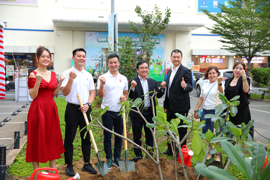 Phát động chương trình “Gia đình Việt đại sứ xanh - Vì triệu cây xanh cho rừng phòng hộ”