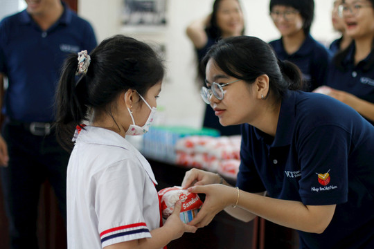 Nu Skin Việt Nam trao học bổng và quà tặng cho trẻ em