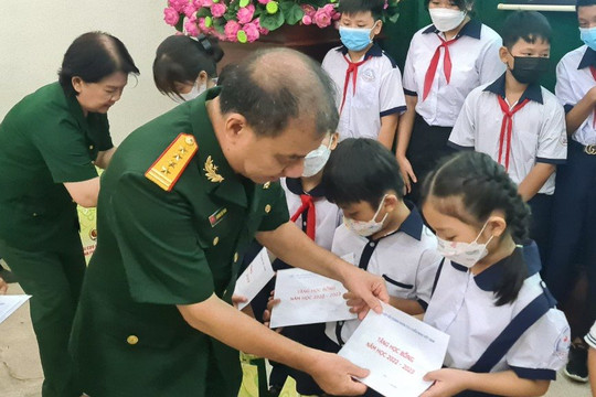 Hội Doanh nhân cựu chiến binh TP.HCM tặng đồ dùng học tập cho học sinh các dân tộc