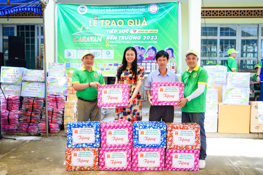 Câu lạc bộ Doanh nhân C&D "tiếp sức đến trường" cho học sinh xã Ea Uy, Đắk Lắk