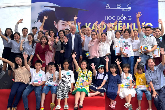 Tổng giám đốc ABC Kao Siêu Lực trao học bổng cho con em nhân viên