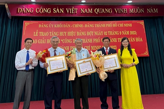 TP.HCM trao huy hiệu Đảng cho 21 đảng viên TP.HCM trao huy hiệu Đảng cho 21 đảng viên