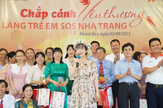 Nữ doanh nhân Nguyễn Thị Phương Thảo đến thăm các em nhỏ tại Làng SOS