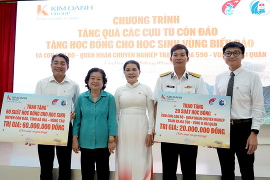 Quỹ từ thiện Kim Oanh tặng học bổng Vừ A Dính tại Côn Đảo