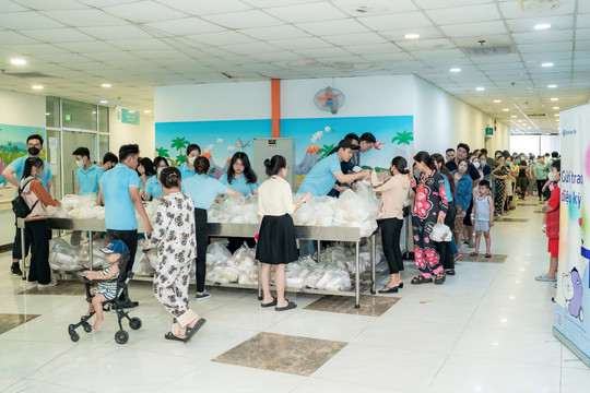 Shinhan Life Việt Nam tặng nhiều suất ăn cho bệnh nhi