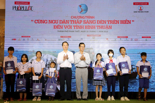 Chương trình “Cùng ngư dân thắp sáng đèn trên biển” đến với ngư dân tỉnh Bình Thuận