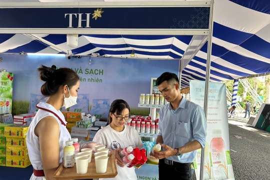 Festival Lúa gạo 2023: Nhiều người tham quan và trải nghiệm dùng thử các sản phẩm mang thương hiệu TH