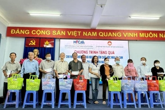Hội Tư vấn và Đại lý thuế TP.HCM trao quà cho Hội người mù và người nhiễm chất độc da cam