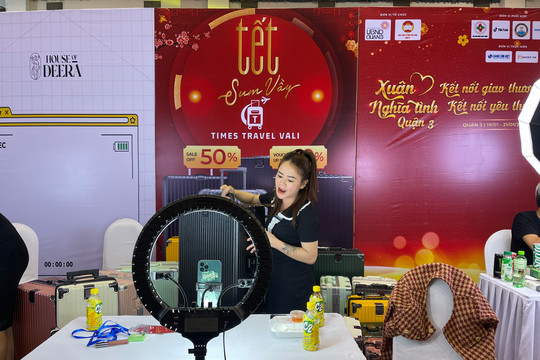 Hơn 50 TikToker livestream bán hàng tại Trung tâm thể dục thể thao Hồ Xuân Hương Quận 3