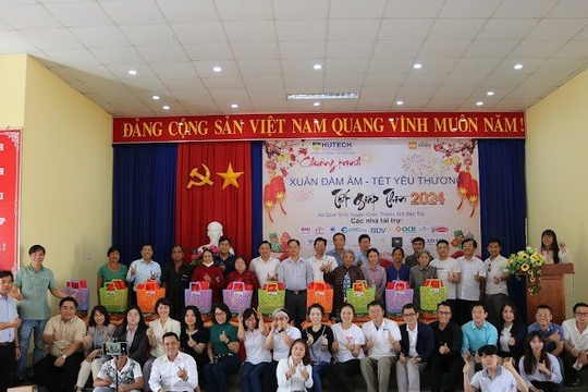 Khoa Tài chính - Thương mại Trường Đại học Công nghệ TP.HCM tổ chức chương trình Tết Giáp Thìn tại Bến Tre Khoa Tài chính - Thương mại Trường Đại học Công nghệ TP.HCM tổ chức chương trình Tết Giáp Thìn tại Bến Tre