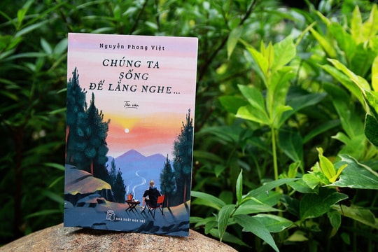 Nhà thơ Nguyễn Phong Việt và hành trình 'Sống để lắng nghe'