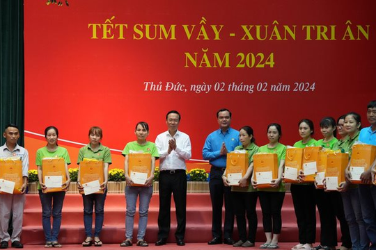 500 phần quà Tết được Chủ tịch nước Võ Văn Thưởng trao tặng cho công nhân, người lao động tại TP.HCM