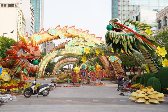 Linh vật rồng khổng lồ tại Đường hoa Nguyễn Huệ Tết Giáp Thìn 2024, gây ấn tượng mạnh cho người xem