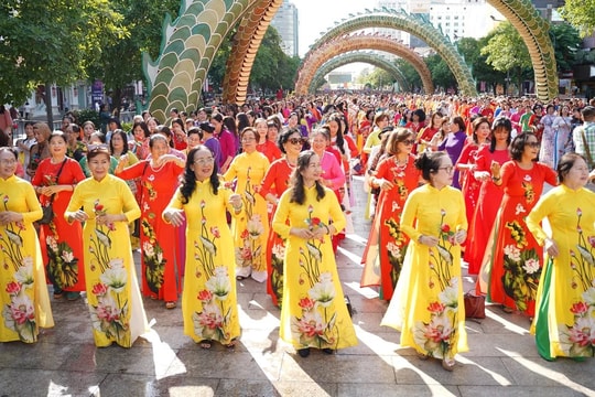Hơn 5.000 người tham gia đồng diễn áo dài tại Phố đi bộ Nguyễn Huệ