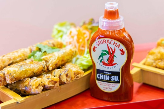 Tại Foodex Nhật Bản 2024, thực khách xếp hàng dài chờ thưởng thức Chin-su Sriracha Tại Foodex Nhật Bản 2024, thực khách xếp hàng dài chờ thưởng thức Chin-su Sriracha