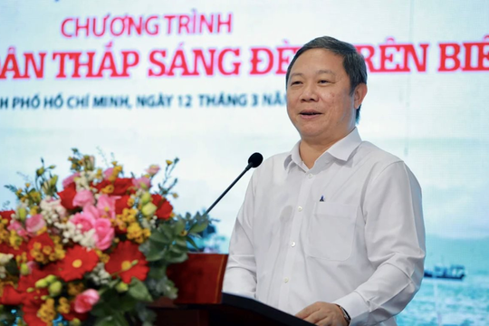 Cùng ngư dân thắp sáng đèn trên biển Cùng ngư dân thắp sáng đèn trên biển